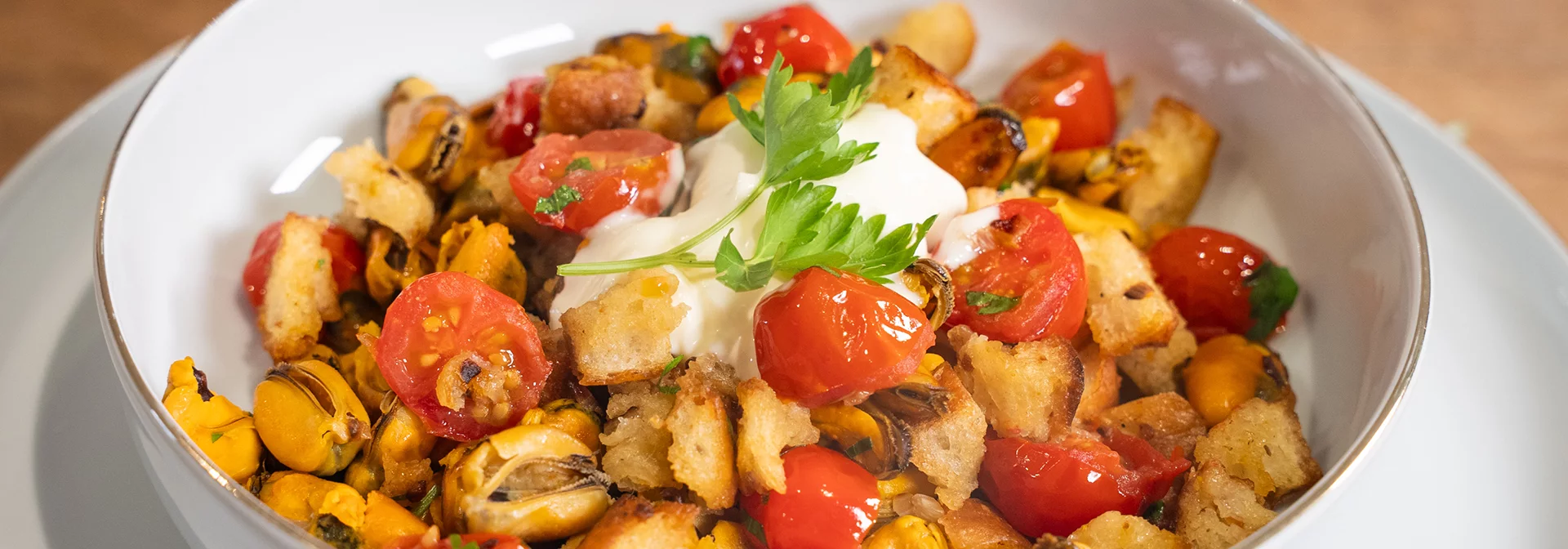 Recette : Moules crousti-fondantes à la mie dorée et tomates cerises