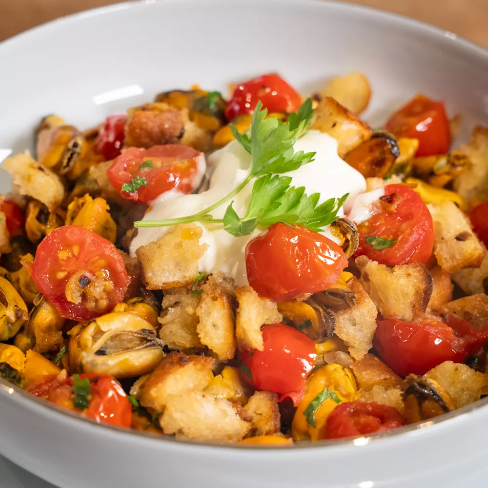 Recette : Moules crousti-fondantes à la mie dorée et tomates cerises