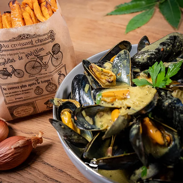 Moules au zaatar, curry et frites de patate douce